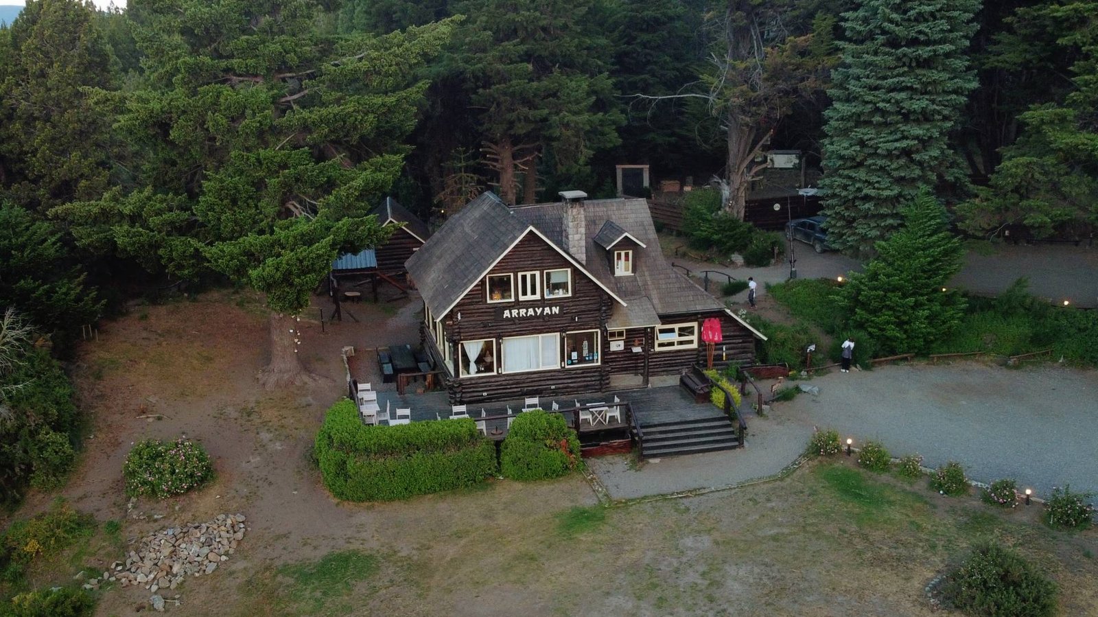 Casa de Té Arrayán: Historia y sabor frente al Lácar