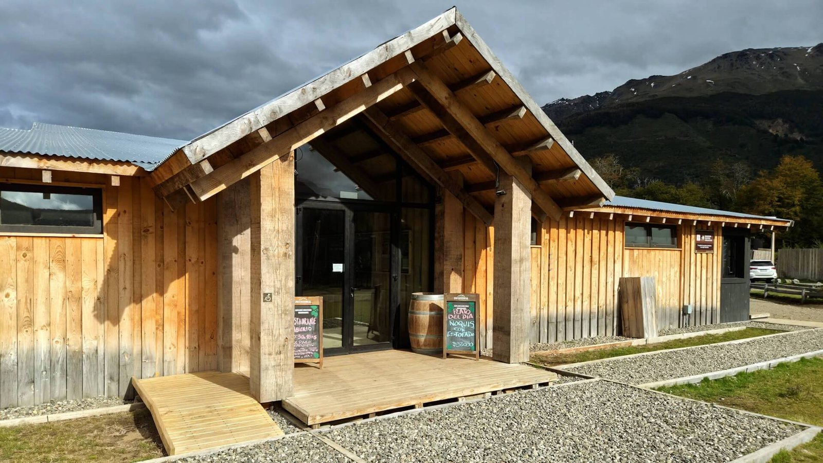 Lago Falkner: nuevo parador de montaña, playa y gastronomía en la Ruta de los 7 Lagos