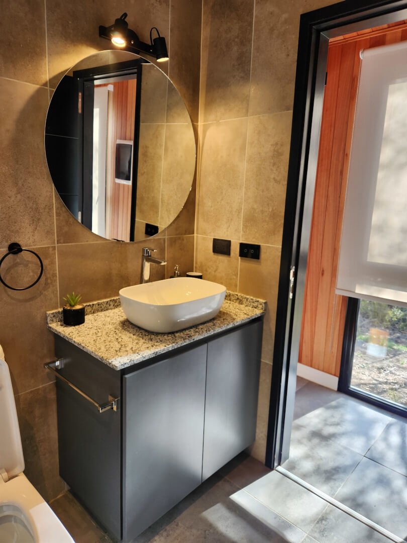 Baño de diseño en la cabaña
