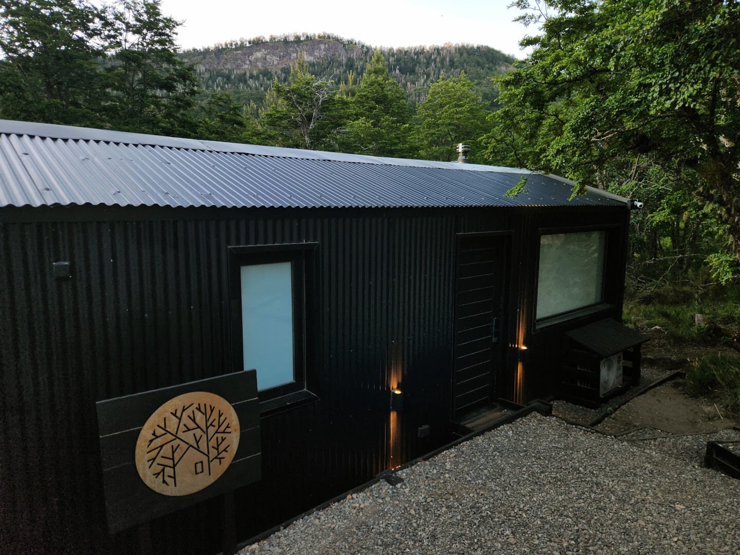 Cabaña entre los árboles al atardecer