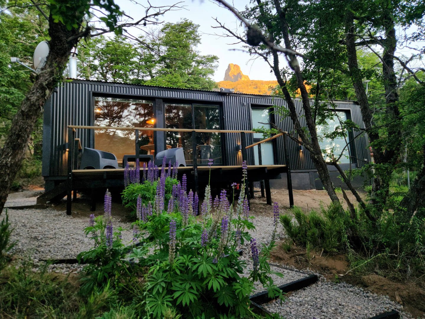 Patio de la Cabaña Fruto del Bosque con la Piedra de San Francisco al fondo