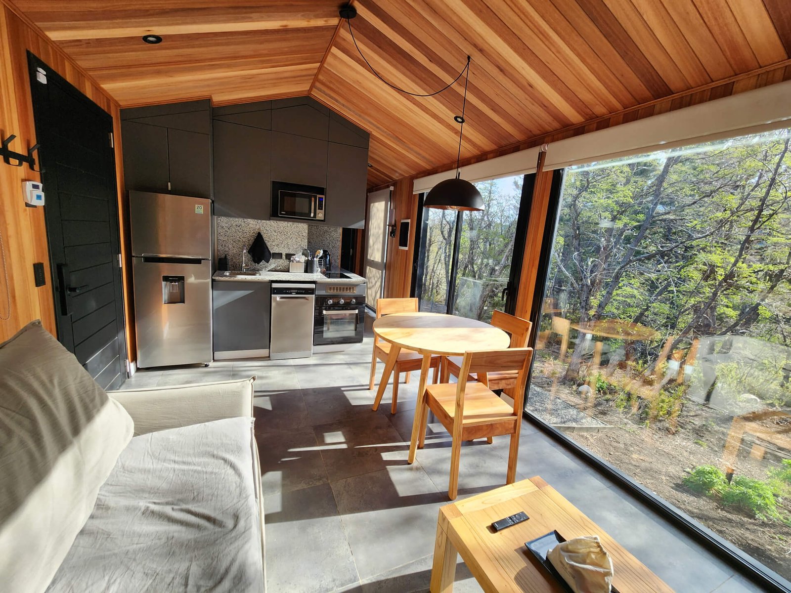 Interior de la cabaña con vista al bosque